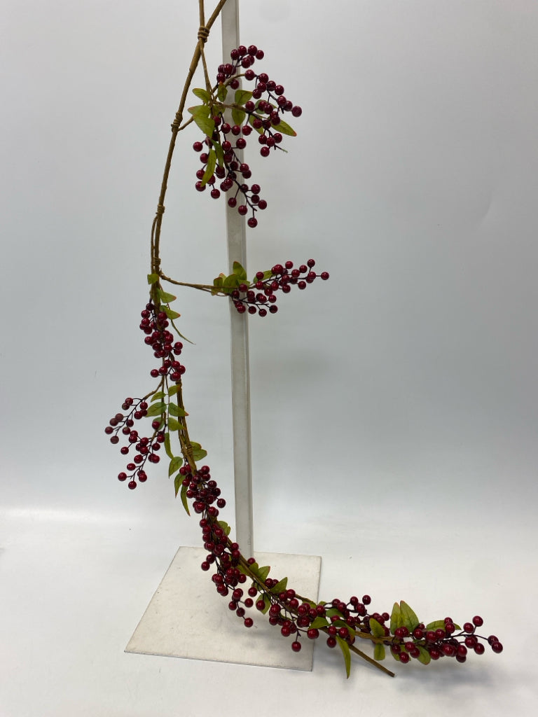Red Berries Garland/Greenery