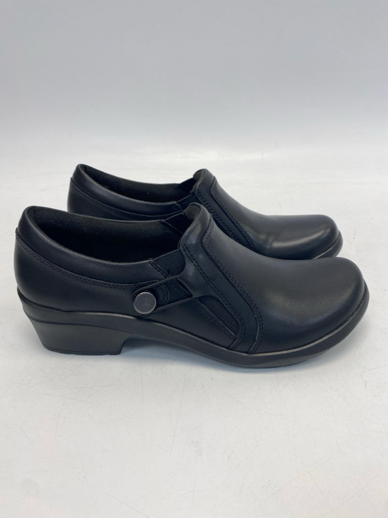 NWOT Clarks US Shoe Size 8.5 Black Clogs