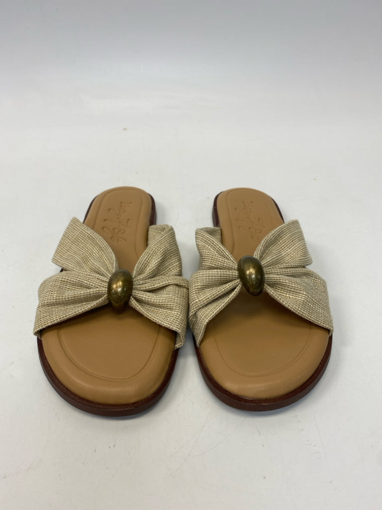 Life Stride  Size 7.5 Cream Canvas Sandals