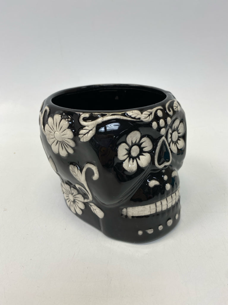 Black/White Skulls Planter