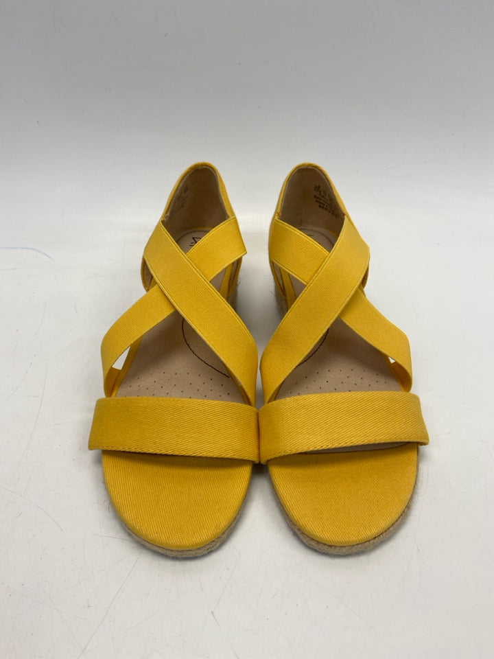 Life Stride  Size 8.5 Yellow Sandals