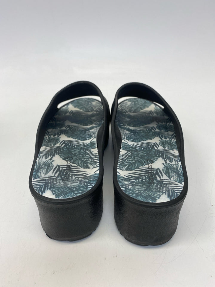 Bare Traps  Size 9 Black Sandals