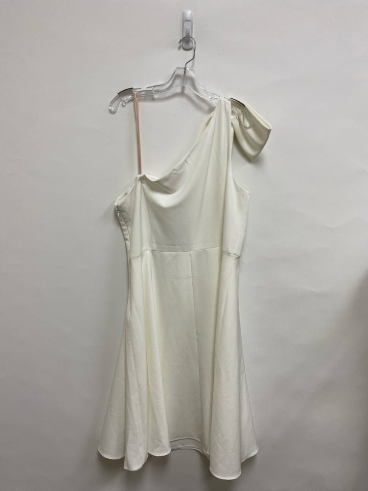 SIZE  20 White Bows Sleeveless Plus Size Dress