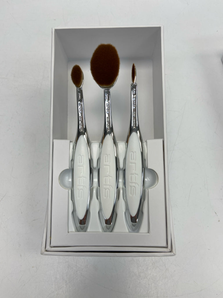 NEW/BOX White Silver Misc. Beauty