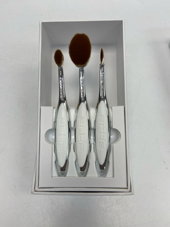 NEW/BOX White Silver Misc. Beauty