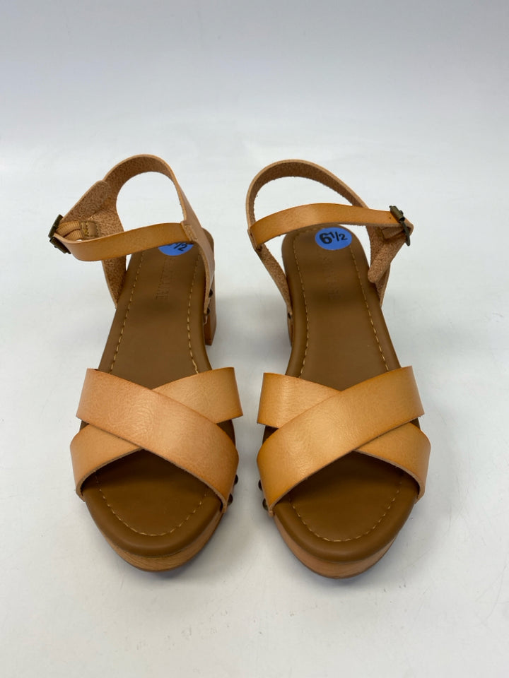 NWOT Cushionaire  Size 6.5 Brown Crisscross Sandals
