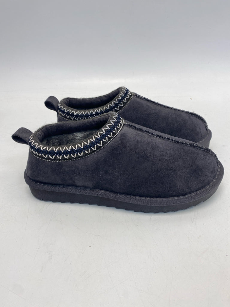 maurices US Shoe Size 7 Dark Gray Slippers