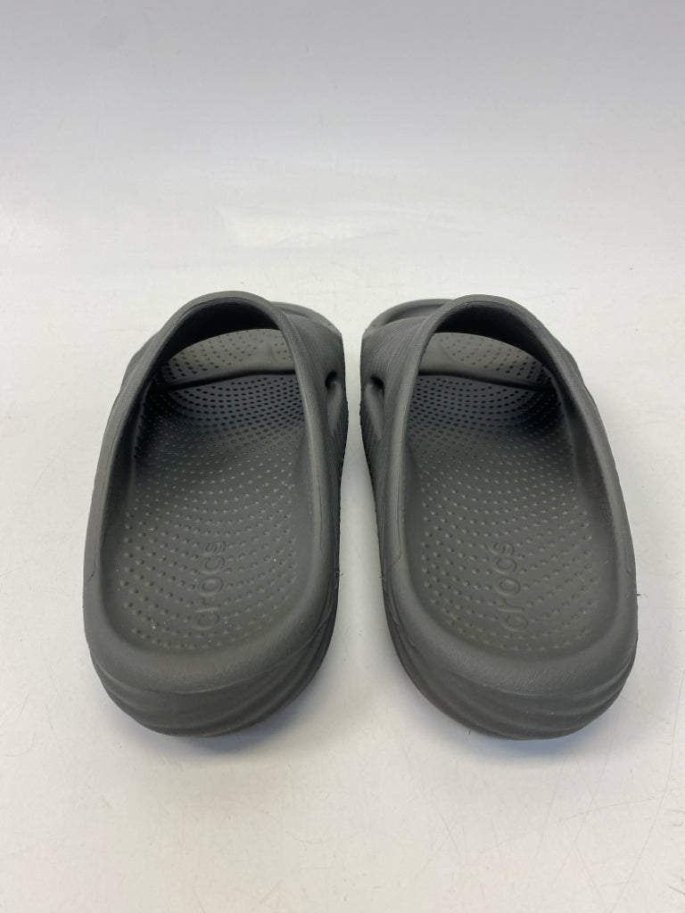 Crocs  Size 8 Gray Sandals