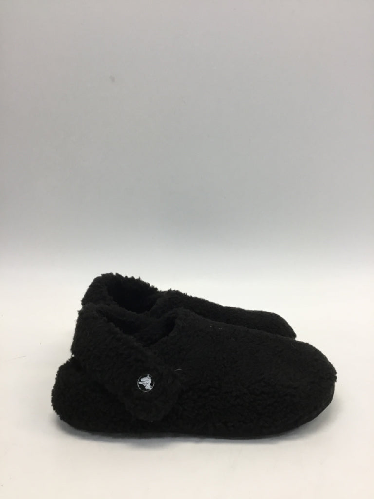 NWT Crocs US Shoe Size 7 Black Fuzzy Slippers