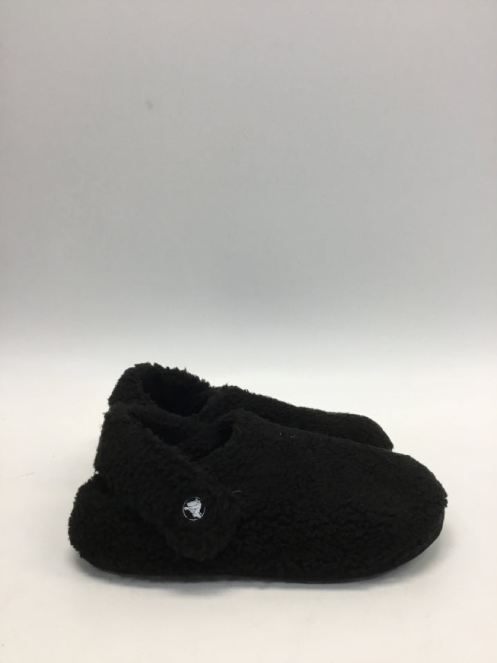 NWT Crocs US Shoe Size 7 Black Fuzzy Slippers