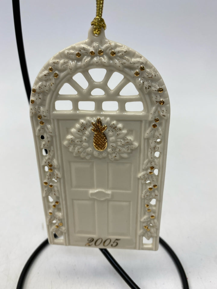 Lenox  Ornament Williamsburg Door 2005