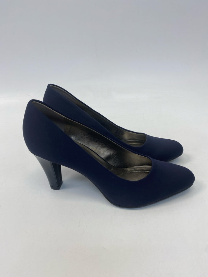 NWOT Bandolino  Size 8.5 Navy Heels