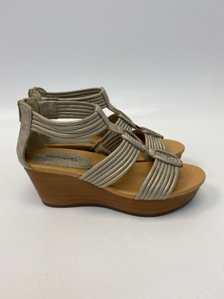 Bare Traps  Size 7.5 Gray Shimmery Sandals