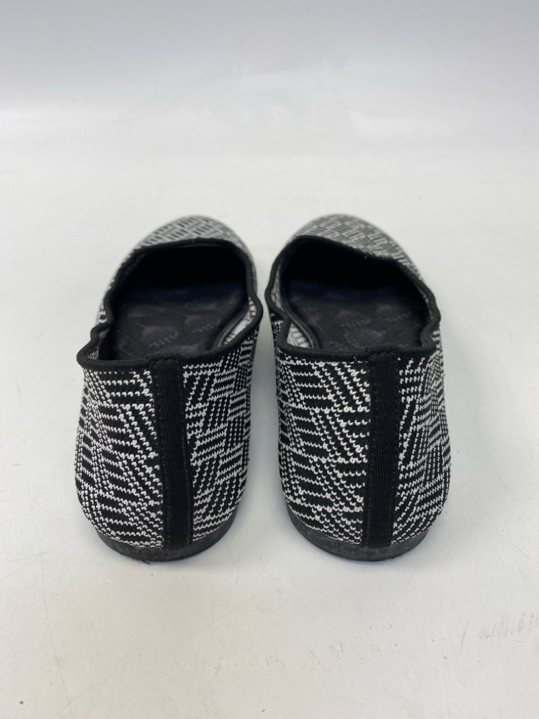 Skechers  Size 8 Black White Flats