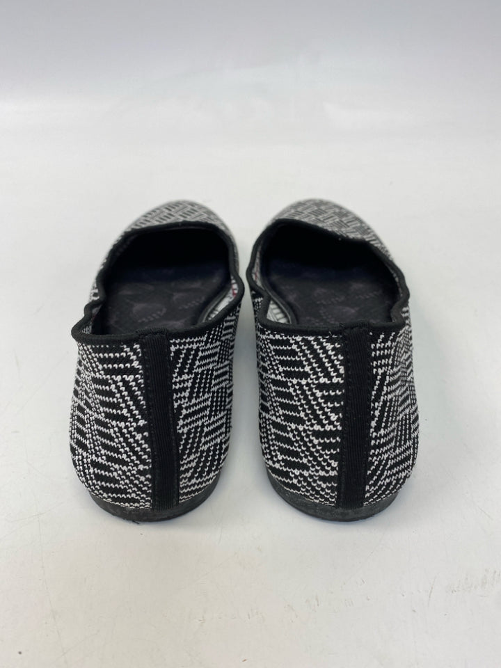Skechers  Size 8 Black White Flats