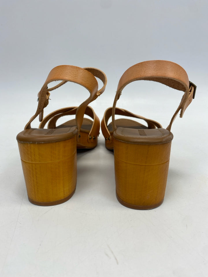 Cushionaire  Size 10 Brown Crisscross Sandals