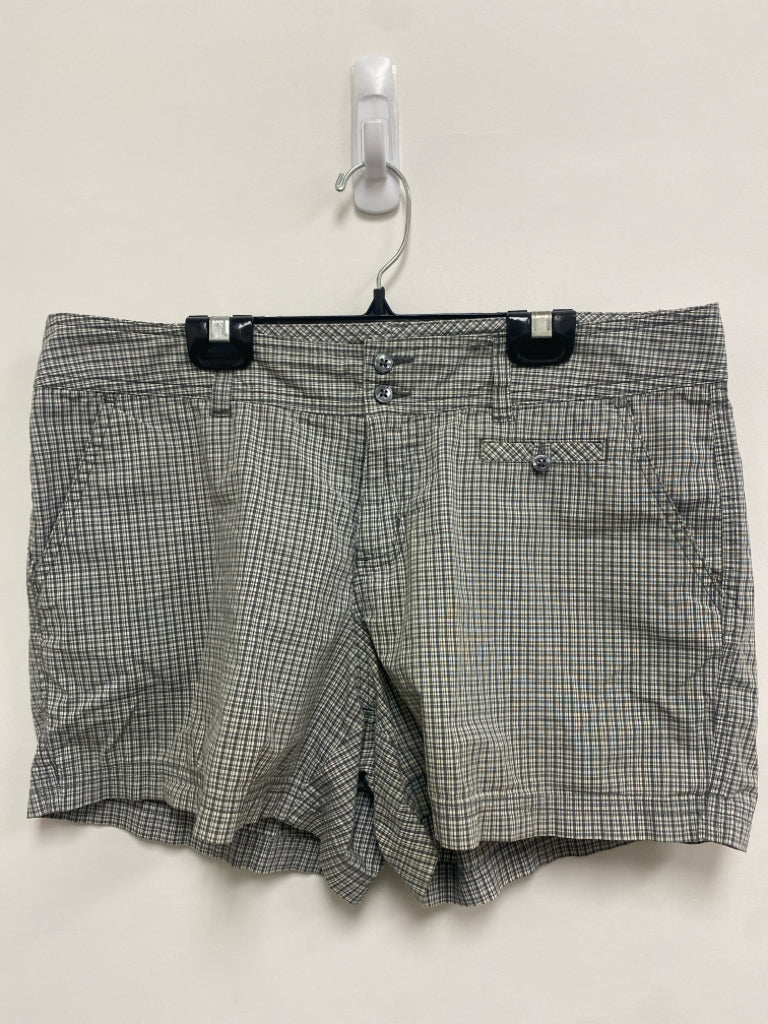 Columbia Size 12 Cream/Gray Plaid Ladies Shorts