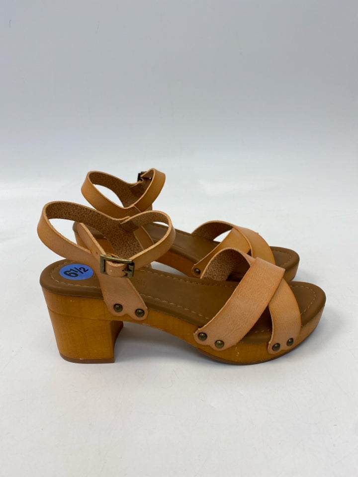 NWOT Cushionaire  Size 6.5 Brown Crisscross Sandals